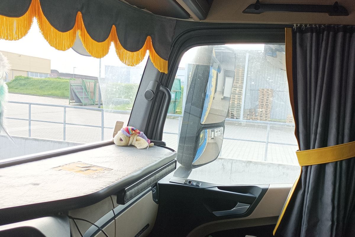 hochwertige-lkw-gardinen-wildlederoptik-mit-kunstlederkante