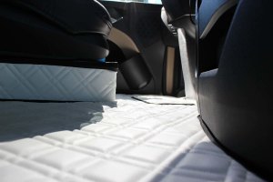 Passend f&uuml;r Mercedes*: MP4 | MP5 Sitzsockelverkleidung luftgefederter Beifahrersitz weiss, Kunstleder