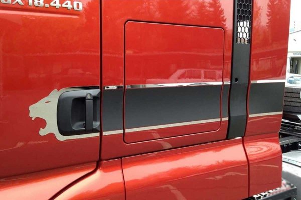 Fits MAN*: TGA / TGS / TGX and TGS, stainless steel door handle frames with Lion & matt black foil driver-passenger side equal