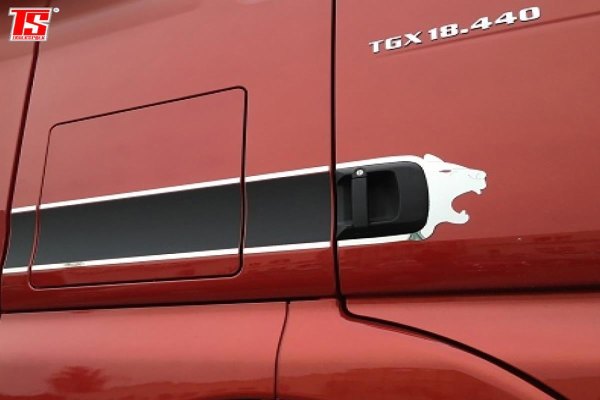 Lämplig för MAN*: TGA/TGL/TGX & TGS, dörrhandtagsram i rostfritt stål med lejon & matt svart folie passagerarsida offset
