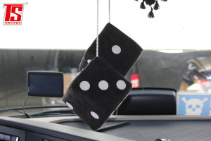 Truck dobbelstenen, 12x12cm in suede look met koord om op te hangen (fuzzy dice) antraciet-zwart Wit