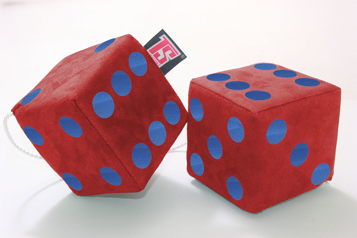 https://www.truckstyler-shop.de/media/image/product/124954/lg/lkw-wuerfel-12x12cm-aus-wildlederoptik-mit-kordel-zum-aufhaengen-fuzzy-dice-rot-blau.jpg