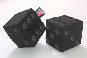 Lastbilstärningar, 12x12cm i mockalook med snöre för upphängning (fuzzy dice) antracit-svart svart