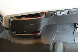 Adatto per Volvo*: FH4 (2013-2020), FH5 (2021-...) Tavolino da salotto in radica