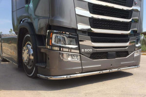 Adatto per Scania*: S (2016-...) Modanatura in acciaio inox sotto i fari abbaglianti, 2 parti