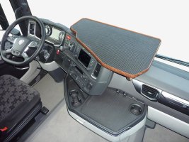 L&auml;mplig f&ouml;r Scania*: R+S (2016-...) mittbord Next Generation Version 1 utseende burl wood