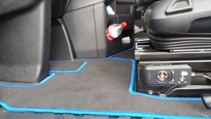 Passend f&uuml;r Mercedes*: Actros MP4 | MP5 (2011-...) Fussmattenset mit Motortunnel Velours, breite Kabine (2500) klappbarer Beifahrersitz blau