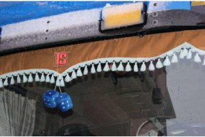 Pannelli per parabrezza di autocarri con logo e pomelli bianchi marroni con logo TS