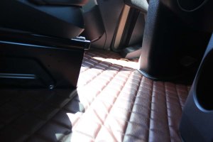 Passend f&uuml;r Mercedes*: Actros MP4 | MP5 (2011-...) HollandLine Fu&szlig;matten und Motortunnel 2500 mm klappbarer Beifahrersitz braun, Kunstleder