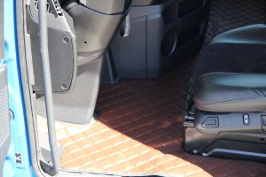 L&auml;mplig f&ouml;r Mercedes*: Actros MP4 | MP5 (2011-...) HollandLine golvmattor och motortunnel 2500 mm f&auml;llbart passagerars&auml;te brun, l&auml;derimitation