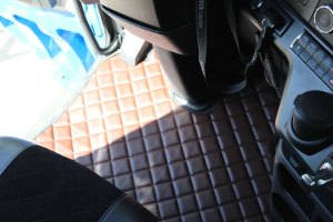 Geschikt voor Mercedes*: Actros MP4 | MP5 (2011-...) HollandLine vloermatten en motortunnel 2500 mm klapstoel passagiersstoel bruin, kunstleder