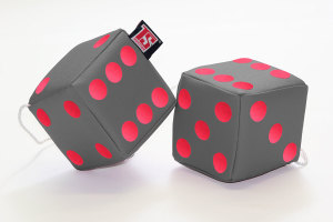 Truck dobbelstenen, 12 x 12 cm, gemaakt van imitatieleer, met koord (fuzzy dice) Grijs Rood
