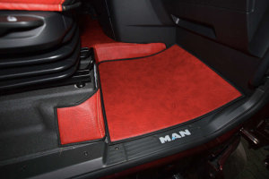 Suitable for MAN*: TGX EURO6 (2020-...) - leatherette oldschool - complete set - red I black