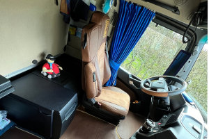 Fits for Mercedes*: Actros MP4 I MP5 (2011-...) - passenger seat not pneumatic - Leatherette Oldschool - Seat covers - grizzly I brown