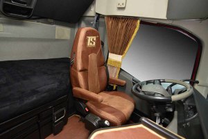 Suitable for Volvo*: FH4 I FM4 I FMX4 (2013-2020) I FH5 (2021-...) I FS incl. belt - BF extra Belt - Leatherette Oldschool - Seat covers - grizzly I brown