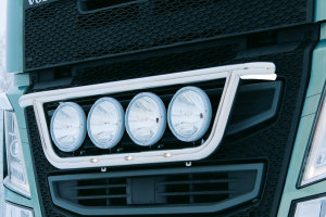 Passar f&ouml;r Volvo*: FH4 (2013-2020) I FH5 (2021-...) - CLASSIC framlampsf&auml;ste - utan LED I med en upps&auml;ttning av 3 LED-lampor