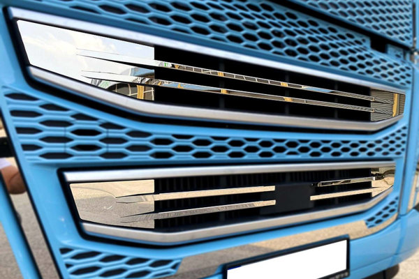 Adatto per Volvo*: FH5 (2021-...) Profili di presa daria in acciaio inox sulle prese daria interne