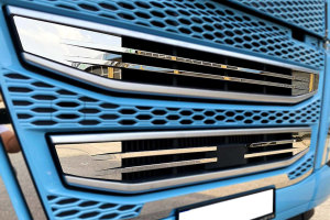 Passend für Volvo*: FH5 (2021-...) Edelstahl Lufteinlassprofile auf den innenliegenden Lufteinlässen