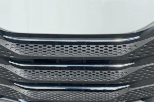 Adatto per Iveco*: S-Way (2019-...) - Alette della griglia del radiatore con profilo 3D in acciaio inox