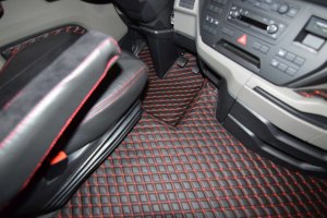 Adatto per MAN*: TGX (2020-...) Set tappetino + rivestimento base sedile DiamondStyle nero-rosso