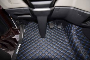Passend f&uuml;r MAN*: TGX (2020-...) Fu&szlig;mattenset + Sitzsockelverkleidung DiamondStyle schwarz-blau