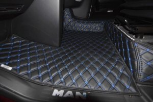 Passend f&uuml;r MAN*: TGX (2020-...) Fu&szlig;mattenset + Sitzsockelverkleidung DiamondStyle schwarz-blau