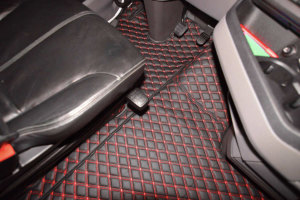 Suitable for Scania*: S (2016-...) Next Generation Leatherette floor BF large console red