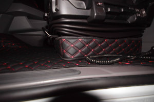 Suitable for Scania*: S&amp; R4 (2016-&hellip;) Next Generation Leatherette floor DiamondStyle black-red S (2016-...) large console (same as driver&acute;s side)