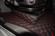 Geschikt voor Scania*: S& R4 (2016-...) Next Generation kunstleren vloer DiamondStyle zwart-rood S (2016-...) Grote console (zoals bestuurderszijde)