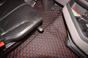Suitable for Scania*: S&amp; R4 (2016-&hellip;) Next Generation Leatherette floor DiamondStyle black-red S (2016-...) small console (smaller than driver&acute;s side)