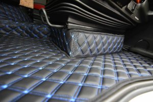 Geschikt voor Volvo*: FH4, FH5 (2013-...) Vloermattenset + stoelbasisbekleding DiamondStyle zwart-blauw