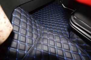 Passend f&uuml;r Volvo*: FH4, FH5 (2013-...) Fu&szlig;mattenset + Sitzsockelverkleidung DiamondStyle schwarz-blau