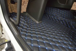 Passend f&uuml;r Volvo*: FH4, FH5 (2013-...) Fu&szlig;mattenset + Sitzsockelverkleidung DiamondStyle schwarz-blau