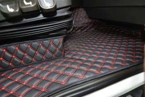 Adatto per Volvo*: FH4, FH5 (2013-...) Set tappetino + rivestimento base sedile DiamondStyle nero-rosso