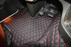 Adatto per Volvo*: FH4, FH5 (2013-...) Set tappetino + rivestimento base sedile DiamondStyle nero-rosso
