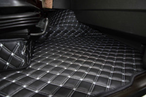 Adatto per Volvo*: FH4, FH5 (2013-...) Set tappetino + rivestimento base sedile DiamondStyle nero-bianco