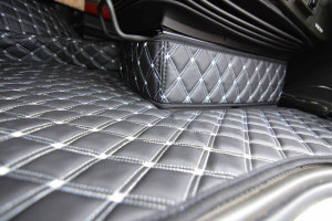 Adatto per Volvo*: FH4, FH5 (2013-...) Set tappetino + rivestimento base sedile DiamondStyle nero-bianco