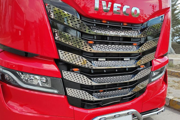 Passend für IVECO*: S-Way (2019-...) Edelstahl Grill Applikation