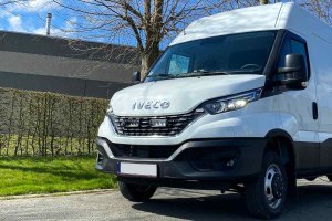 suitable for Iveco*: Daily (2019-...) LazerLamps Radiator Grille Kit