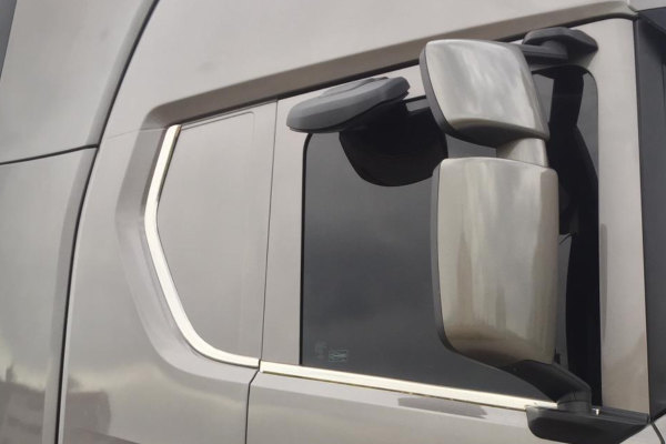 suitable for Scania*: R/S (2016-...) Stainless steel trim rear window