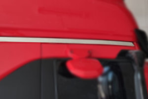 Passend für IVECO*: S-Way (2019-...) Edelstahlzierleiste Kabinendach
