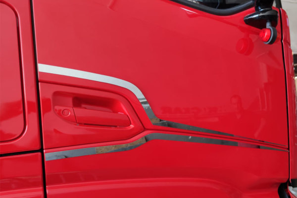 Passend für IVECO*: S-Way (2019-...) Edelstahlzierleiste Türe