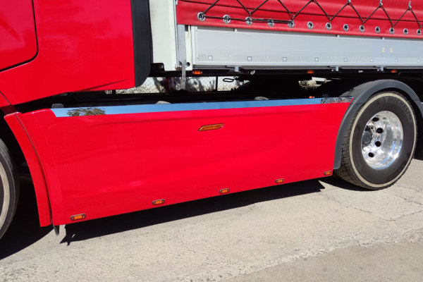 Passend für IVECO*: S-Way (2019-...) Edelstahlzierleiste Seitenfahrschutz