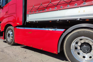 Suitable for IVECO*: S-Way (2019-...) Stainless steel trim side guard