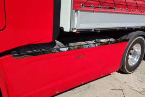 Passend für IVECO*: S-Way (2019-...) Edelstahlzierleiste Seitenfahrschutz