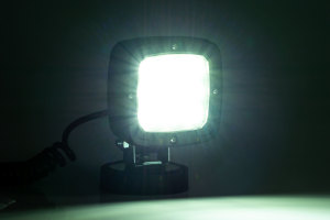 Universal LED-arbetslampa 12-24V svart magnetisk bas (cigarett&auml;ndaruttag)