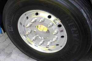 Truck tire shine foam for Truck Tuning - preparation,...