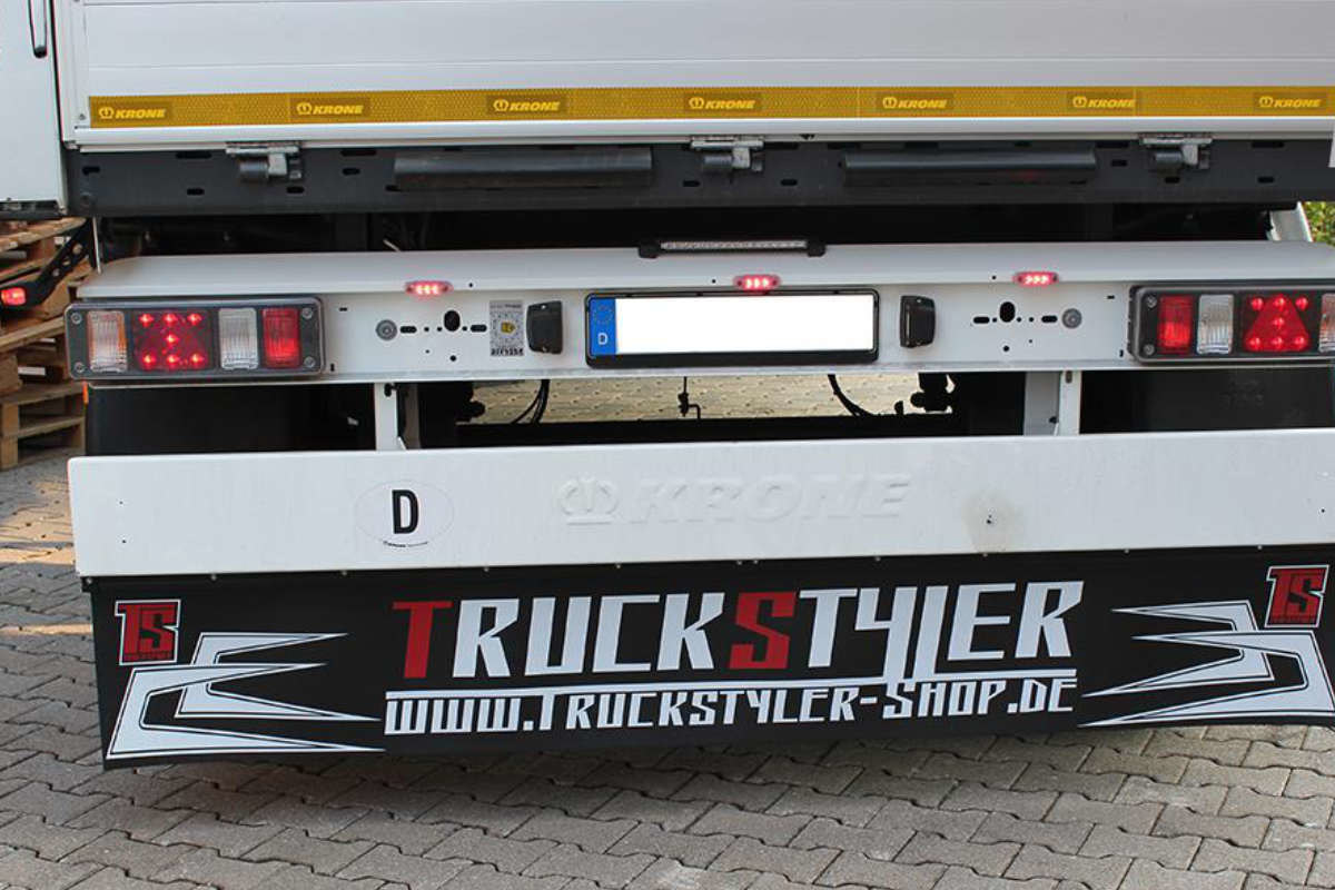 https://www.truckstyler-shop.de/media/image/product/63877/lg/lkw-heck-schmutzfaenger-farbe-schwarz-extra-dick-mit-zacken-und-ts-logo.jpg