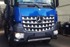 Adatto per Mercedes*: Arocs (2013-...) - serie 2300 - con 4 nervature - griglia in acciaio inox per la parte anteriore - set da 11 pezzi